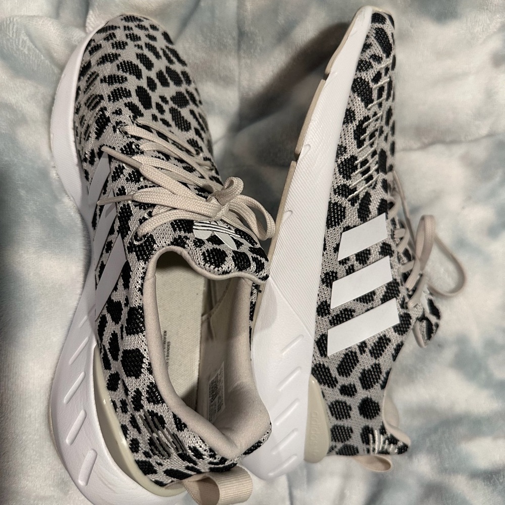 Adidas Women's 8.5/ kids 7 Leopard Print slide on Sneakers worn once b & w - Picture 4 of 10